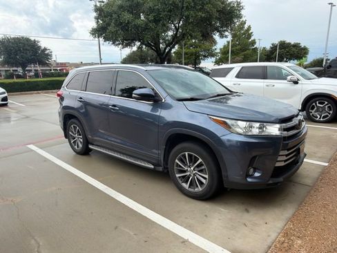 Used 2019 Toyota Highlander XLE FWD image 2