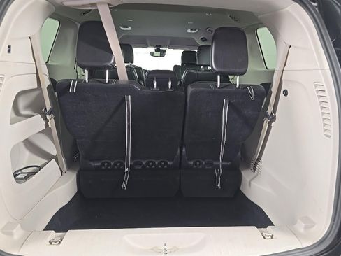 Used 2023 Chrysler Pacifica Touring-L FWD image 7
