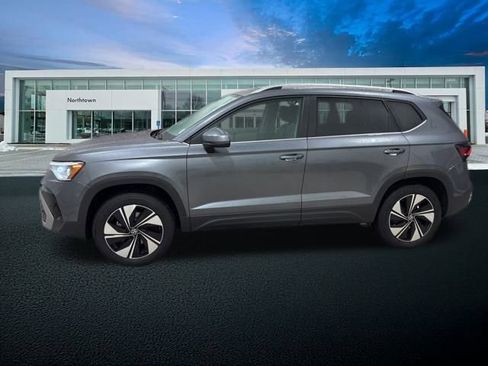 New 2025 Volkswagen Taos SE image 3