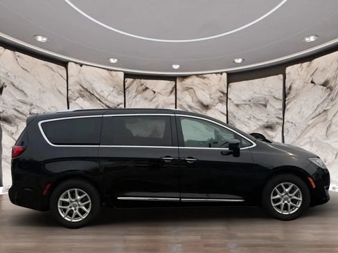 Used 2020 Chrysler Pacifica Touring-L FWD image 8