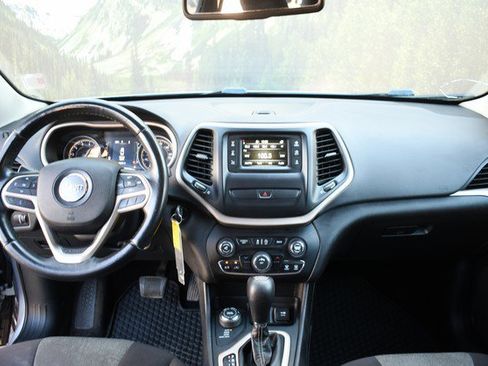 Used 2017 Jeep Cherokee Altitude AWD/4WD image 18