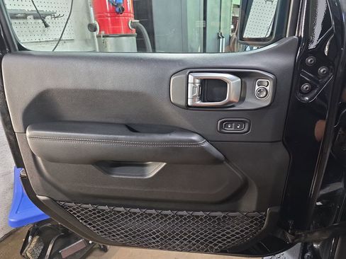 Used 2018 Jeep Wrangler Unlimited Sahara AWD/4WD image 24