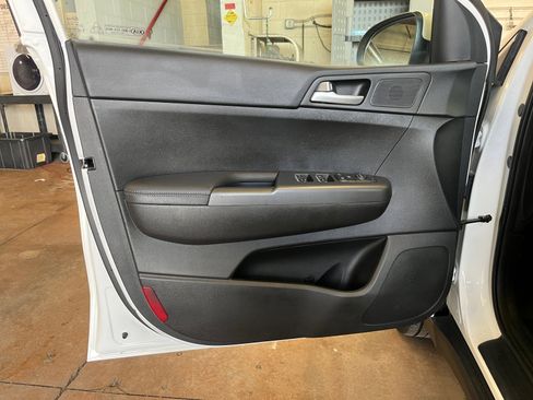 Used 2021 Kia Sportage LX image 11