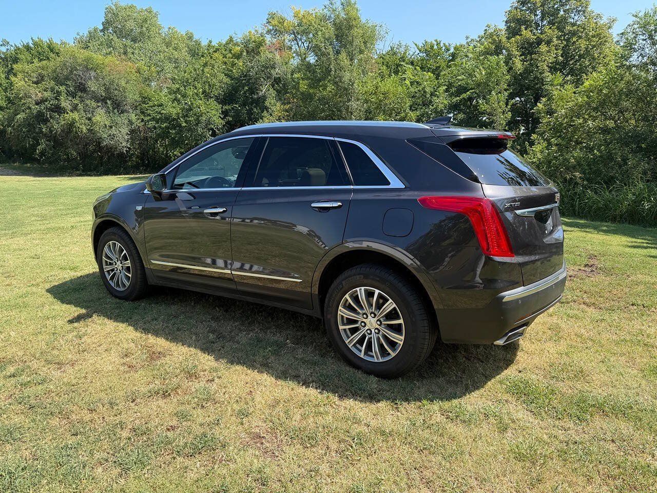 Used 2017 Cadillac XT5 Luxury w/ Driver Awareness Package FWD image 6