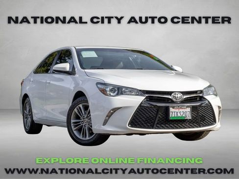 Used 2017 Toyota Camry SE image 1