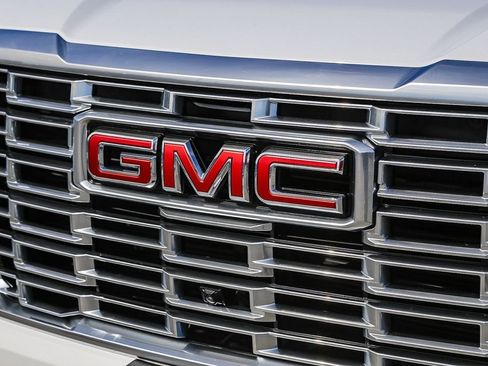 Used 2025 GMC Yukon XL Denali image 6