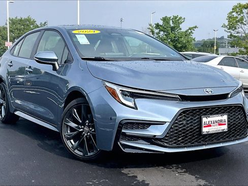 Used 2024 Toyota Corolla SE w/ SE Package FWD image 2