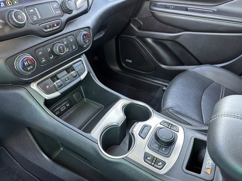 Used 2024 GMC Terrain Denali image 12