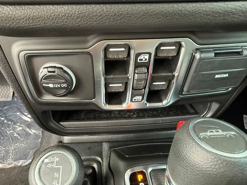 New 2025 Jeep Gladiator Sport image 27