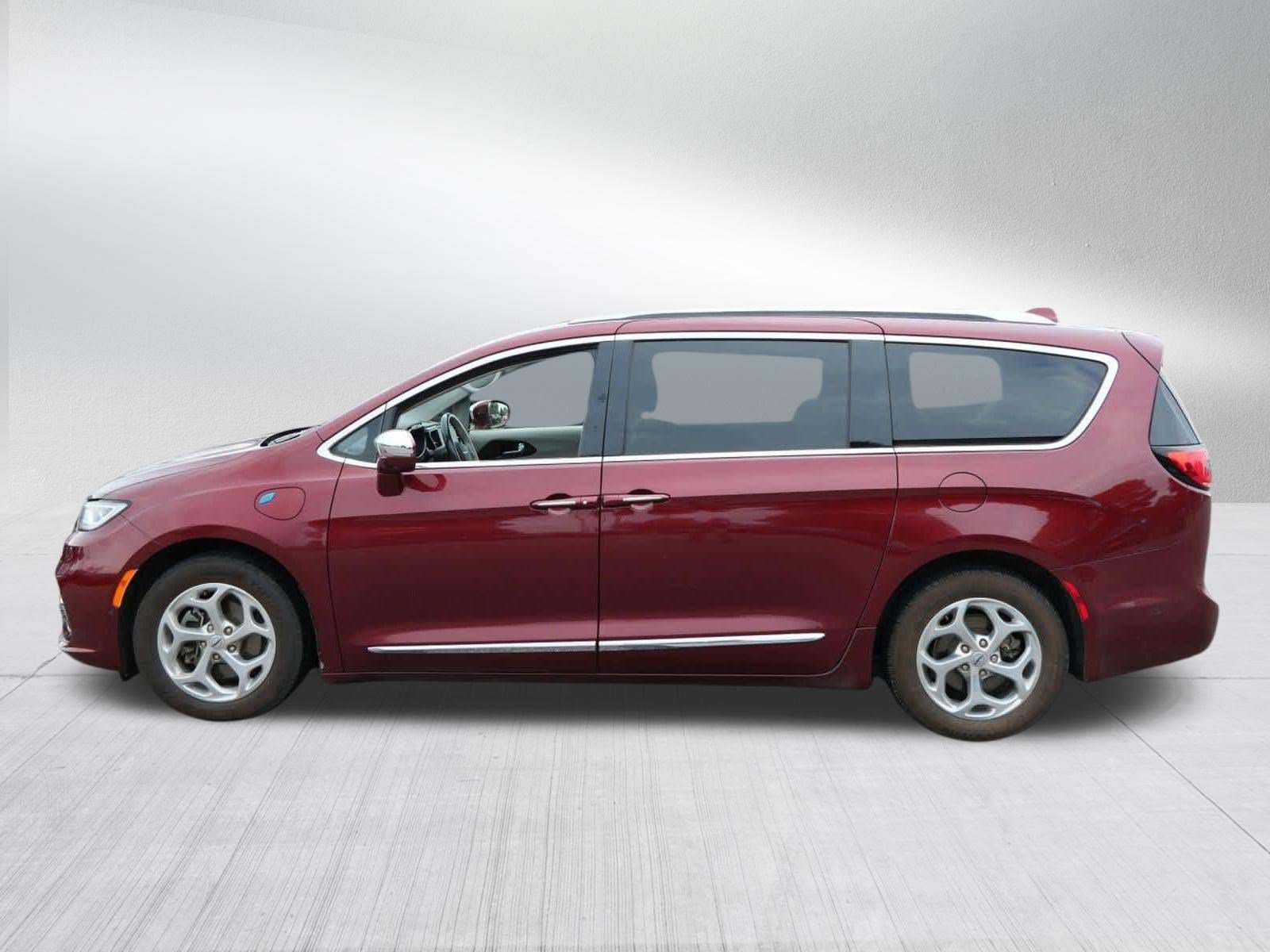 Used 2021 Chrysler Pacifica Limited w/ Uconnect Theater Family Group FWD image 4