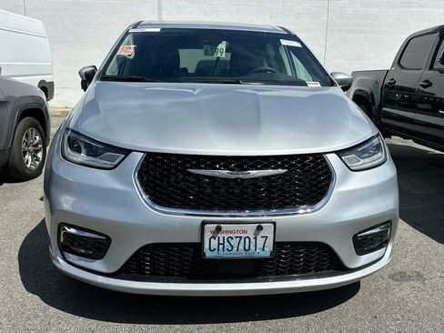 Used 2023 Chrysler Pacifica Touring-L image 3