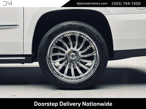 Used 2017 Cadillac Escalade ESV Platinum AWD/4WD image 52