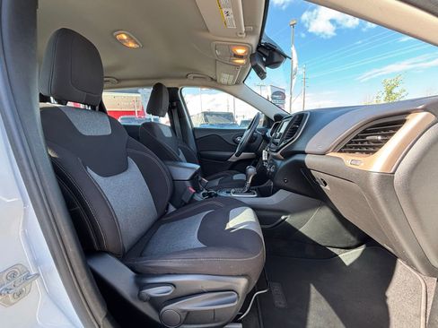 Used 2018 Jeep Cherokee Sport FWD image 21