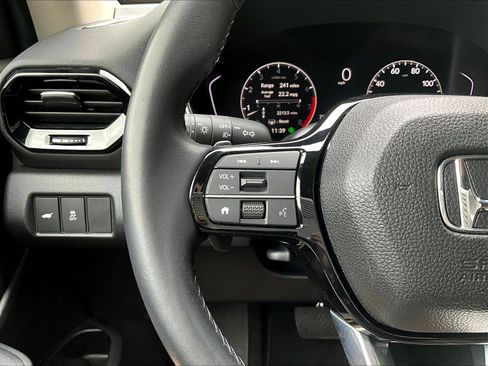 Used 2025 Honda Pilot Touring image 11