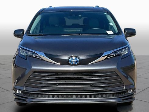 Used 2025 Toyota Sienna XLE FWD image 4