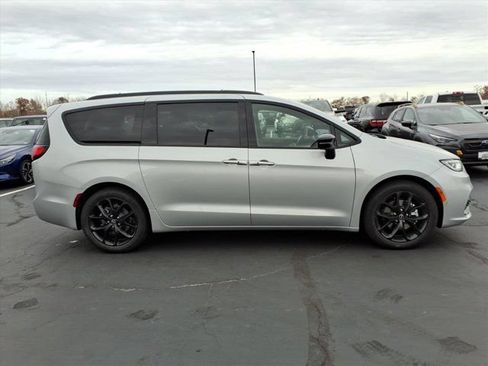 New 2026 Chrysler Pacifica Limited w/ S Appearance Package FWD image 19