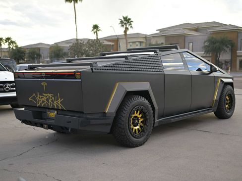 Used 2024 Tesla Cybertruck AWD Crew Cab image 4