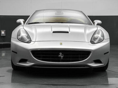 Used 2011 Ferrari California image 14