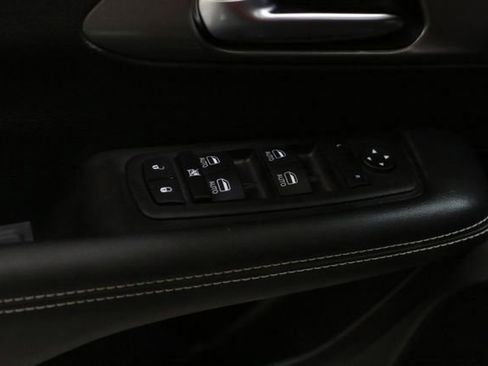 Used 2025 Chrysler Pacifica Select image 12