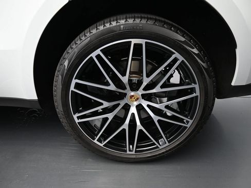 Certified 2026 Porsche Macan AWD/4WD image 9