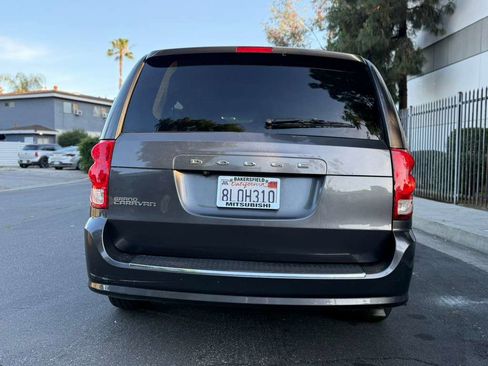 Used 2019 Dodge Grand Caravan SE image 4