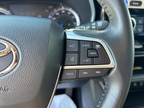 Used 2024 Toyota Highlander XLE image 10