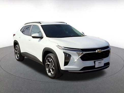 Used 2025 Chevrolet Trax LT image 2