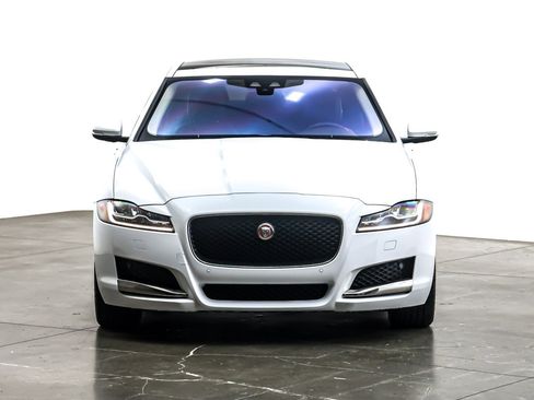 Used 2017 Jaguar XF Premium image 3