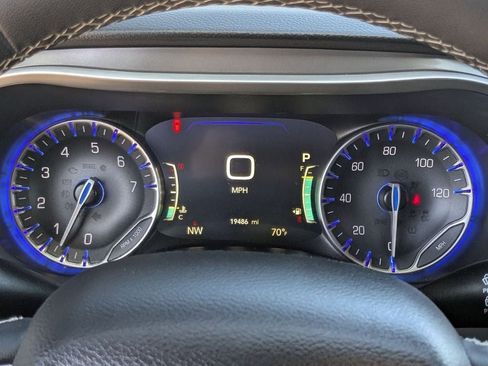 Used 2025 Chrysler Pacifica Select image 18