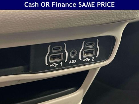 Used 2024 Chrysler Pacifica Limited FWD image 25