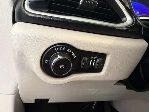 Used 2017 Chrysler Pacifica Touring Plus FWD image 13