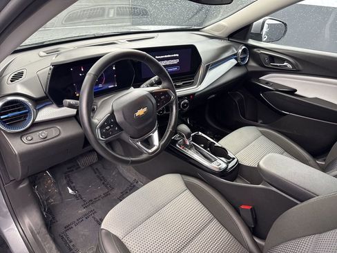 Used 2025 Chevrolet Trax LT w/ LT Convenience Package image 9