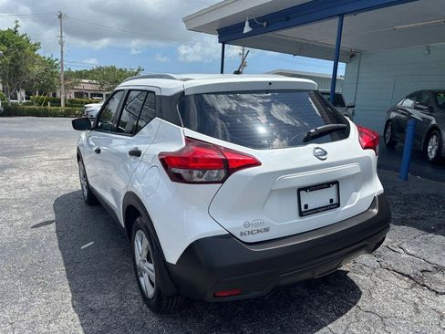 Used 2019 Nissan Kicks S FWD image 3