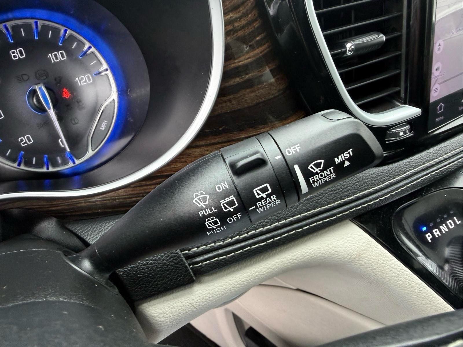Used 2024 Chrysler Pacifica Limited FWD image 28