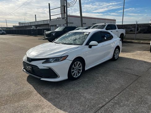 Used 2022 Toyota Camry LE image 3