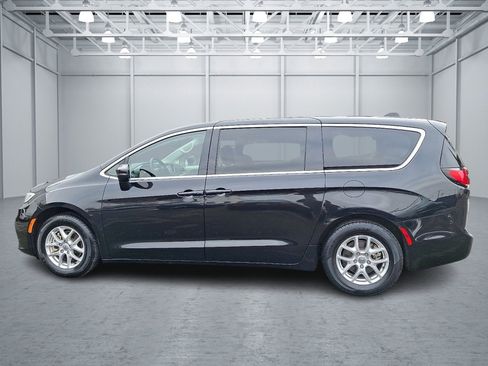 Used 2023 Chrysler Pacifica Touring-L image 2