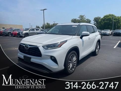 Used 2022 Toyota Highlander Platinum AWD/4WD image 1