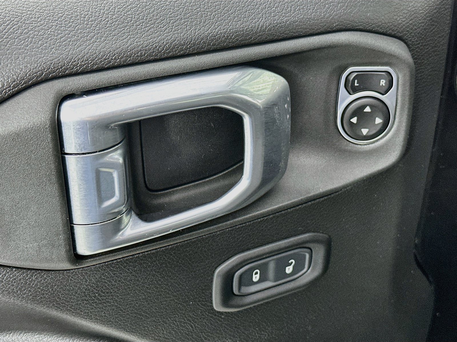 Used 2023 Jeep Wrangler Unlimited Rubicon AWD/4WD image 18