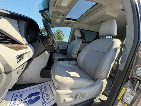 Used 2015 Toyota Sienna XLE Premium FWD image 10