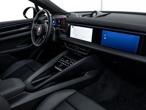 Certified 2025 Porsche Macan 4S Electric AWD/4WD image 18