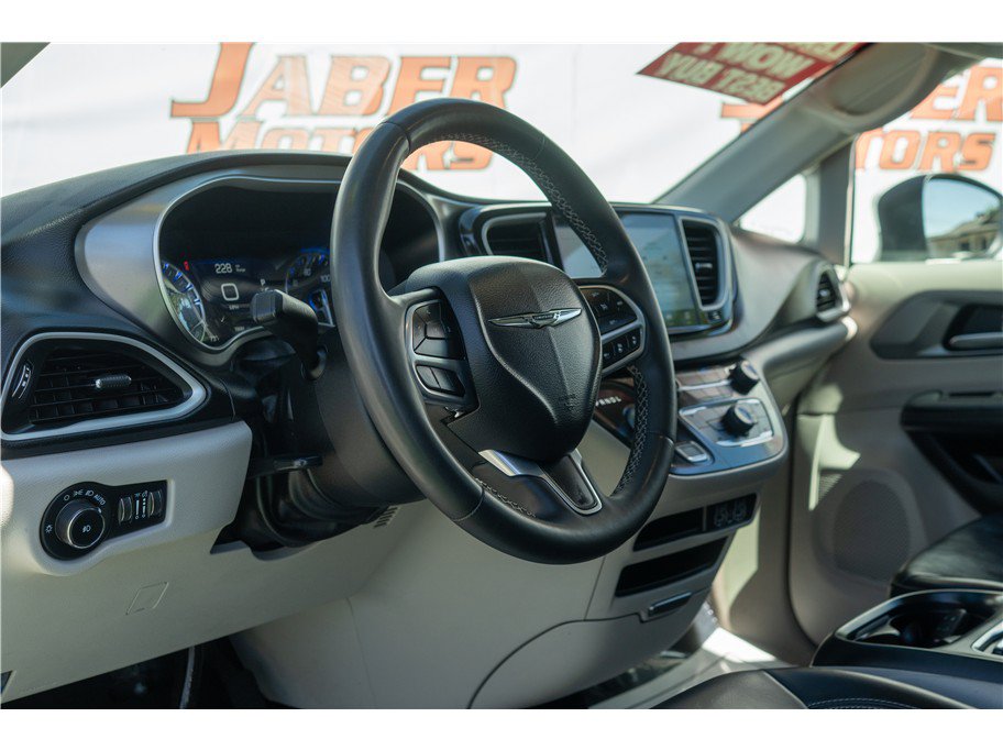 Used 2023 Chrysler Pacifica Touring-L FWD image 31