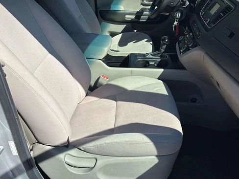 Used 2017 Kia Sedona LX image 22