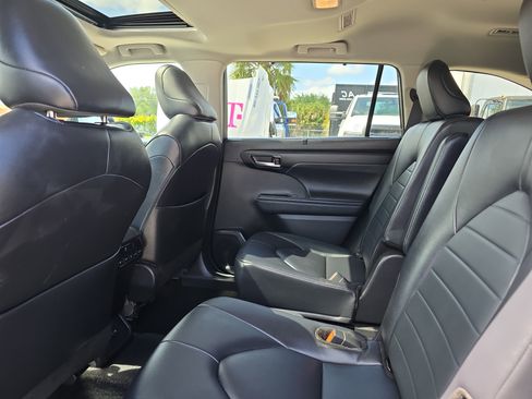 Used 2024 Toyota Highlander XLE image 16