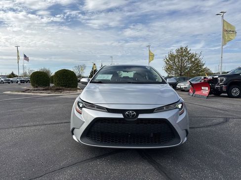 Used 2020 Toyota Corolla LE FWD image 2