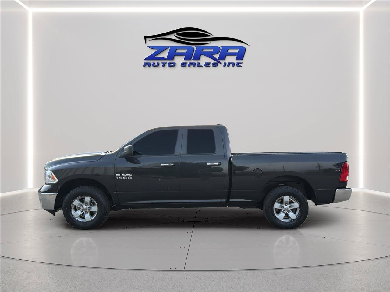Used 2017 RAM 1500 Classic SLT AWD/4WD image 4