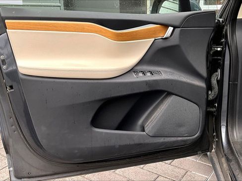 Used 2018 Tesla Model X 75D image 23