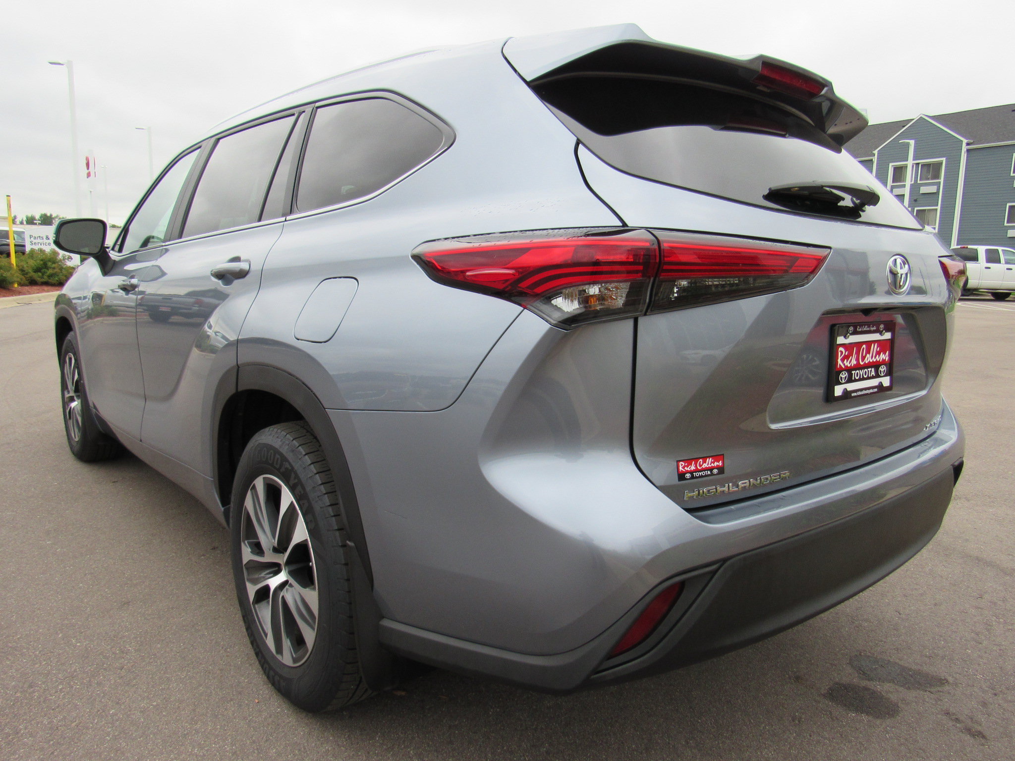 Used 2023 Toyota Highlander XLE AWD/4WD image 8