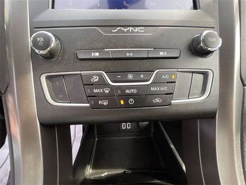 Used 2020 Ford Fusion SE image 25