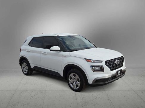 Used 2020 Hyundai Venue SE image 2