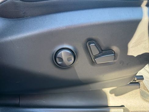 Used 2025 Chrysler Pacifica Limited image 27